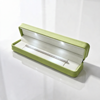 Boîte à bijoux LED avec extérieur en cuir PU, doublure en velours, pour ranger bagues, bracelets, pendentifs, boucles d'oreilles, idéale pour un cadeau de mariage