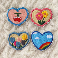 Écussons de broderie 3CM de petite taille en forme de cœur motif de fleur de cerisier arc-en-ciel personnalisé à repasser à coudre sur l'écusson brodé