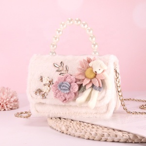 नवीनतम शैली सर्दियों लड़कियों मिनी दूत बैग मोती पोर्टेबल श्रृंखला हैंडबैग भालू प्यारा आलीशान बच्चों के लिए Crossbody बैग - Product Image 6