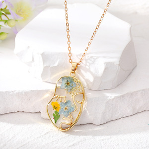 Parure de bijoux plaqué or avec pendentif visage, collier fleur en résine et boucles d'oreilles pendantes pour femme, cadeau idéal pour les fêtes - Product Image 4