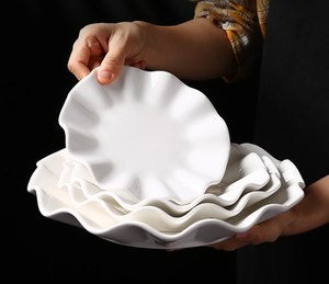 Assiette en céramique blanche pure en forme de feuille de lotus, assiette créative pour soupes et fruits, logo personnalisé pour restaurant, hôtel, mariage, vente en gros - Product Image 6