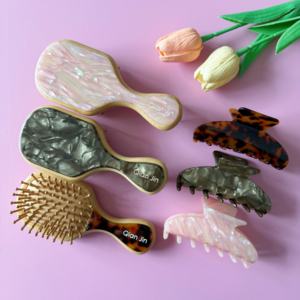 مجموعة مشبك وفرشاة شعر من الأسيتات مخصصة من تشيانجين، فرشاة شعر يدوية الصنع بنمط صدفة السلحفاة، إكسسوارات صديقة للبيئة بالجملة - Product Image 1