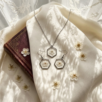 Parure de bijoux en résine de fleur de prunier pressée véritable, chaîne en acier inoxydable, pendentif hexagonal fleur séchée, collier, boucles d'oreilles et bracelet