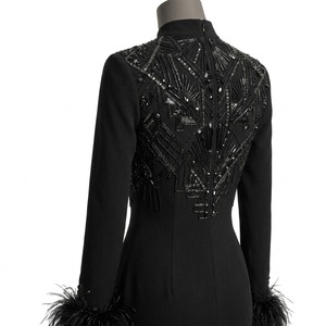 Robe de cocktail moderne noire ornée de plumes, élégante, pour soirée, de luxe, de créateur, longueur ras du sol - Product Image 2