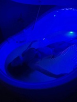 Cabine flottante multifonctionnelle en acrylique pour spa, hôtel, salle de sport, avec massage par l'eau salée, relaxation corporelle, détox, lumière LED et musique