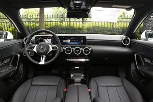 <span class=keywords><strong>Mercedes</strong></span> A200L 2024 Nuove Auto dalla Cina Motore Turbo 1.3T Cambio Automatico Sedili in Pelle Trazione Anteriore Standard Euro VI Carburante Benzina - Product Image 6