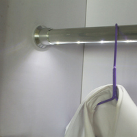 Barre de suspension pour vêtements en aluminium rechargeable avec éclairage LED pour armoire et capteur de mouvement - Accessoires d'éclairage modernes pour placard