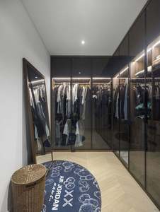 Armoire-penderie moderne sur mesure en bois massif avec portes coulissantes - Product Image 3