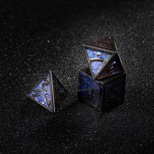 סט קוביות מתכת שחורות חדש לשנת <span class=keywords><strong>2026</strong></span>, 7 יחידות, עם עיצוב מספרים כחולים, קוביות יוקרתיות לאספנים, למשחקי תפקידים - Product Image 5