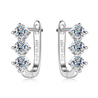 Nouvelles Boucles d'oreilles créoles huggie à 3 pierres en argent 925 avec moissanite couleur D de 3 mm en forme de U pour femme, idéales pour les fêtes et les anniversaires