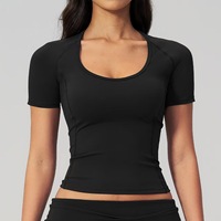 Kaos Olahraga Wanita dengan Kerah Scoop yang Lembut, Lengan Pendek Terstruktur, dan Potongan Hem yang Lebih Panjang.