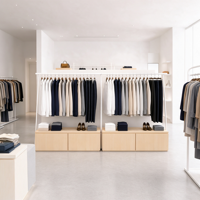Présentoir à vêtements blanc en forme de A avec armoire de rangement en bois et miroir pleine longueur sur le bas, sur mesure