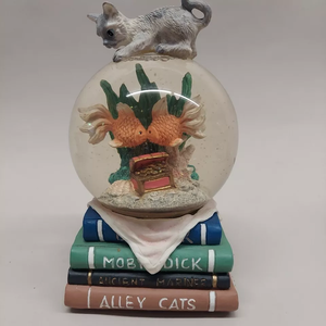Estilo occidental juega <span class=keywords><strong>Alley</strong></span> Cat dos peces cuatro libros globo de nieve caja de música decoración de escritorio resina hecha a mano adorno para el hogar - Product Image 4