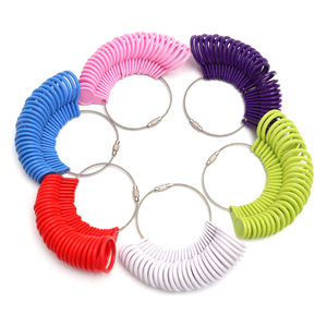 Medidor de anillos de plástico, herramienta de medición para dedos, disponible en varios colores - Product Image 1