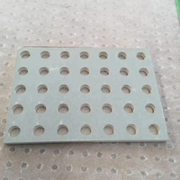 Plaque de plafond en plâtre perforé 4FT*8FT avec panneau acoustique en fibre de verre pour théâtre, auditorium, salle de réunion