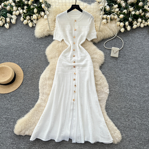 Robe midi élégante en maille à manches courtes pour femme, coupe ajustée, avec fente et bouton unique, idéale pour l'été - Product Image 3