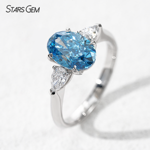 Bague de fiançailles trois pierres en or blanc 10 carats, diamant bleu de laboratoire ovale 2,5 carats, certifiée IGI Starsgem - Product Image 2
