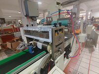 Machine entièrement automatique pour produire des pièges à cafards et libérer les panneaux de colle d'insectes en papier.