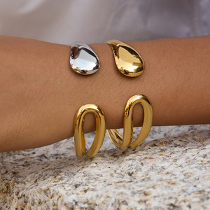 กำไลข้อมือสแตนเลสสตีลขัดเงาสองสี แฟชั่นเครื่องประดับสำหรับทุกเพศ - Product Image 3