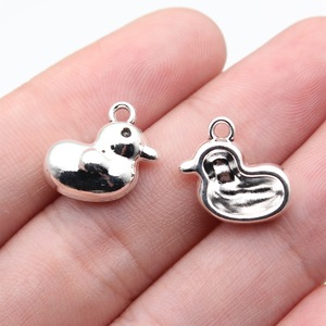 Colgante de <span class=keywords><strong>patito</strong></span> hinchado de 15x14x6mm con <span class=keywords><strong>un</strong></span> solo lazo, de aleación en tono plateado, para pulsera de regalo de baby shower - Product Image 1