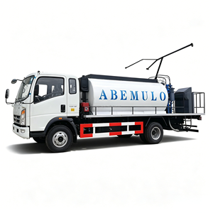 Camion distributeur d'asphalte compact 6CBM avec réservoir en acier au carbone et pompe de pulvérisation pour le traitement routier au bitume émulsifié - Product Image 1