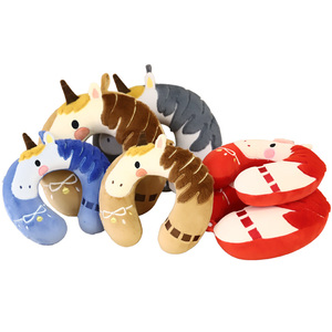 Cuscino da Viaggio a Forma di U in Velluto con Ricamo di Cavallo Cartoonesco, Design Parentesco Animale, Antistatico per Aereo - Product Image 1