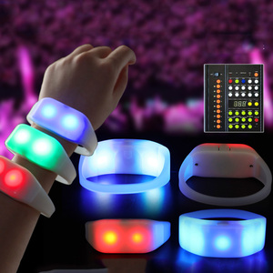 Pulseira LED Controlada Remotamente com Logo OEM 15 Multicolorida Programável DMX para Concentração - Product Image 1