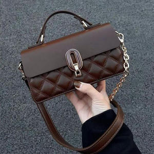 Mini bolso cuadrado con cadena estructurado acolchado con hebilla de metal para mujer - Product Image 2