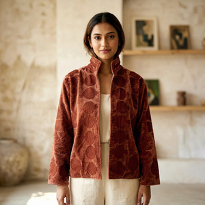 Chaqueta de terciopelo bordada color marrón óxido para mujer, chaqueta de moda con cuello alto y estampado floral tonal, manga larga, venta al por mayor - Product Image 1