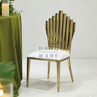 Chaises de luxe en acier inoxydable avec dossier ventilé à rayures verticales dorées et revêtement en PU blanc pour extérieur, salon, événements, banquets et mariages