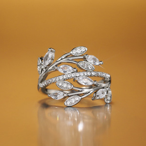 Anello con Design a Foglia e Vite, Anello Creativo Ispirato alla Natura per Donne - Product Image 1