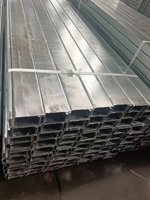 Système de montage solaire au sol réglable pour poteau unique avec plaques de base et supports de fixation