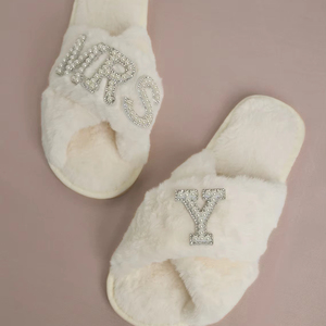 ¡Novedad de 2025! Zapatillas de felpa cruzadas con letras de perlas, bonitas zapatillas cálidas de felpa para mujer, Zapatillas de algodón para el hogar para interiores de invierno, estilo Ins - Product Image 1