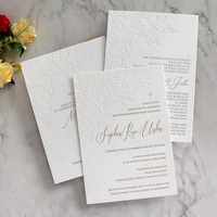 Carte d'invitation personnalisée élégante en papier coton 500 g/m² avec fleurs en relief et estampage à chaud pour mariage, anniversaire, ou 'Save the Date'