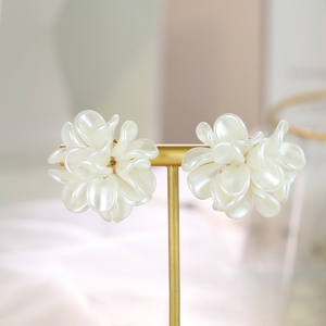 RE4039女性のためのロマンチックな透明なアクリルの花びらのイヤリング白とアイボリーの花のブライダルイヤースタッド - Product Image 4