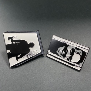 Spilla in metallo pressato con smalto morbido, motivo 'Bad Cop Head Corpse Bone Man' - Product Image 3