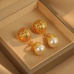 Boucles d'oreilles à clous en forme de perle en relief de style mi-ancien pour femmes, or classique, mode élégante, tempérament, avec zircon principal - Product Image 1