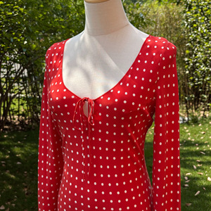 Robe mini en soie à pois rouges et blancs vintage pour femmes, col rond, manches longues, coupe biaisée, ajustée - Product Image 4