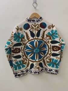 Chaqueta Suzani Bordada de Terciopelo Blanco Estilo Bohemio, Chaqueta Corta Japonesa de Primavera, Regalo Hecho a Mano para Ella, Moda de Boutique de la India - Product Image 3