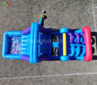 Château gonflable de fête d'enfants avec toboggan, fosse à balles, escalade, obstacle, souffleur