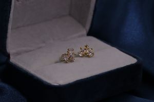 Boucles d'oreilles clous Tianyu Gems classiques vintage style palais en laiton plaqué or pour femmes avec zircone cubique blanche taille marquise - Product Image 4