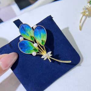 เข็มกลัดรูปขนนกยูงประดับมุกหลากสีสัน ฤดูใบไม้ร่วง  ไข่มุกอะโกย่าจากน้ำทะเล  ดอกไม้ประดับอก  งานฝีมือกำมะหยี่  เครื่องประดับตกแต่งอก - Product Image 1