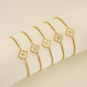 Bracelet minimaliste pour femme en acier inoxydable plaqué or 18 carats avec des motifs de coquillages, de trèfles à quatre feuilles et de lettres - Product Image 1