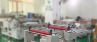 Machine de découpe automatique rouleau-à-feuille 2000W 700mm avec bras robotisé et alimentation par pince de traction