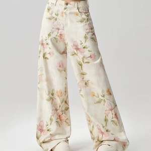 ZEYA Jeans de pierna ancha con estampado floral para mujer Pantalones casuales de mezclilla de acuarela beige de cintura alta - Product Image 1