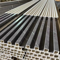 Revêtement mural WPC de haute qualité en co-extrusion, panneau rainuré en composite bois-plastique pour l'extérieur et l'intérieur