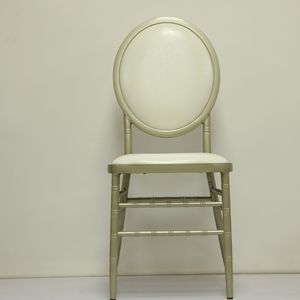 Chaises Chiavari en métal doré empilables, durables et écologiques, pour mariages et salles de banquet modernes, avec coussins blancs – Vente en gros - Product Image 1