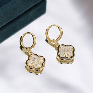 Boucles d'oreilles clous géométriques en zircon de luxe léger haut de gamme, plaqué or, nouvelle tendance, niche, double face, amincissantes, vente en gros - Product Image 5