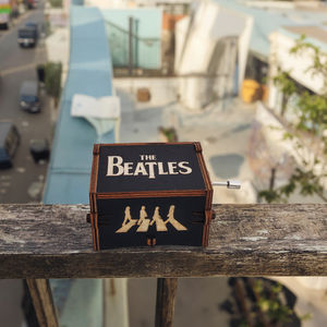 Spot <span class=keywords><strong>Mini</strong></span> boîte à musique en bois écologique à manivelle fonction rotative cadeau de vacances pour les fans d'anime et les amis - Product Image 5