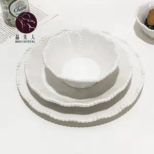 פורצלן אירופאי מותאם אישית לוחיות קרמיקה קערות וקערות סט עם עיצוב חרוז לבן עבור כלי שולחן